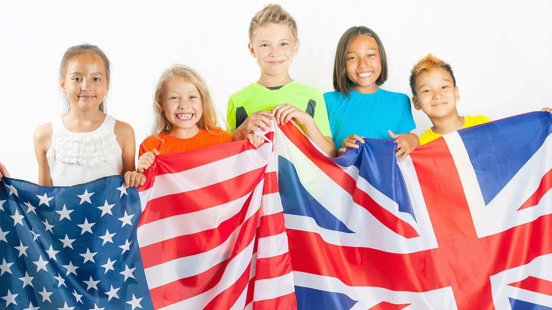 Английский ребенок россия. Дети с флажками Британии. Великобритания для детей. Ребенок с английским флагом. Ребенок с флажком Великобритании.